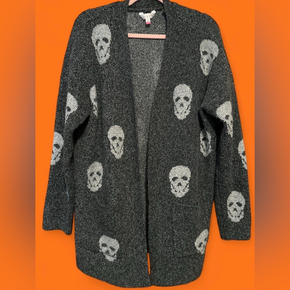 NO BOUNDARIES Gray Cardigan with Skull Pattern